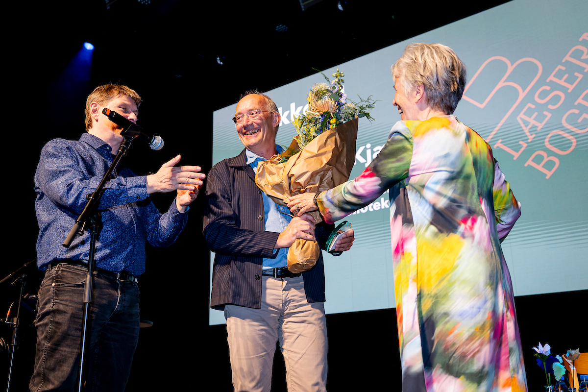 Prisoverrækning ved Det Bibliotekspolitiske Topmøde.